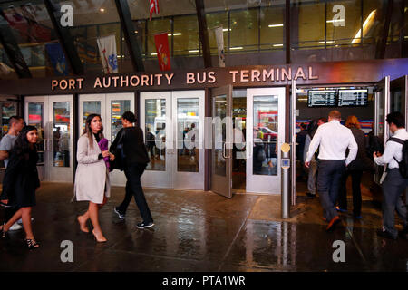 Pendler außerhalb von Port Authority Bus Terminal in Midtown Manhattan, New York, NY Stockfoto