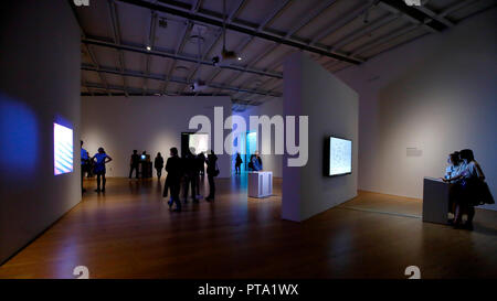 Menschen mit verschiedenen Kunstwerken an der "programmierten" Ausstellung im Whitney Museum der amerikanischen Kunst in New York, New York (24.10.2018) Stockfoto