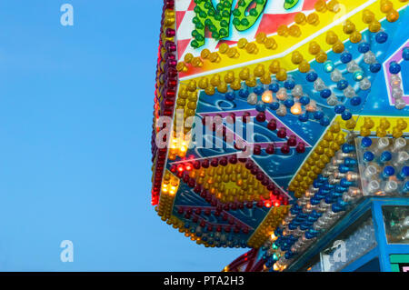 Der Vergnügungspark. Sehr schönes, helles Gebäude mit brennenden Lichtern close-up gegen den blauen Himmel. Stockfoto