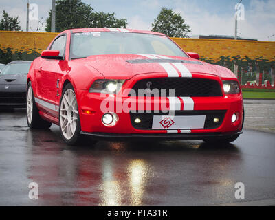 VILNIUS, LITAUEN - 21. AUGUST 2017: Rot 2010 Ford Mustang Shelby GT 500 im Regen. Dieses Modell ist eines der beliebtesten Autos für Mustang fans Stockfoto