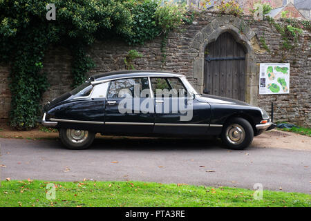 CITROEN D SUPER 5 1974 über den Palast Grün am Palast des Bischofs geparkt. Der Citroen DS neue Maßstäbe in Fahrkomfort, Handling und Bremsen. Stockfoto