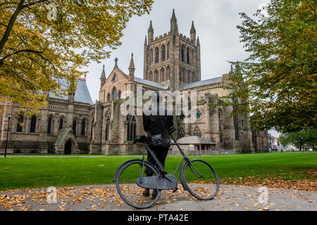 EdwardElgar Statue auf dem Gelände der Kathedrale von Hereford Hereford, Herefordshire Stockfoto