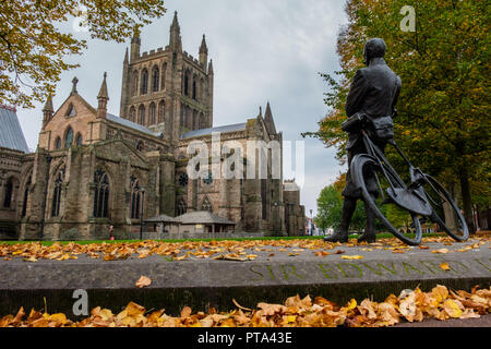 EdwardElgar Statue auf dem Gelände der Kathedrale von Hereford Hereford, Herefordshire Stockfoto