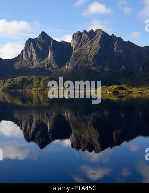 Bergige Landschaft in Ånnfjorden, Vesteralen Inseln, Norwegen wider Stockfoto