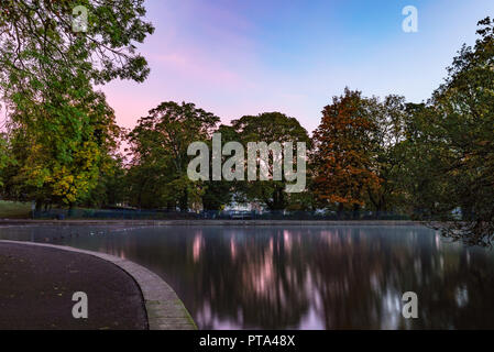 Wunderbare herbstliche Farben im Lister Park, Bradford, der Heimat der erstaunliche Cartwright Hall, wo ein junger David Hockney verwendet zu besuchen Stockfoto