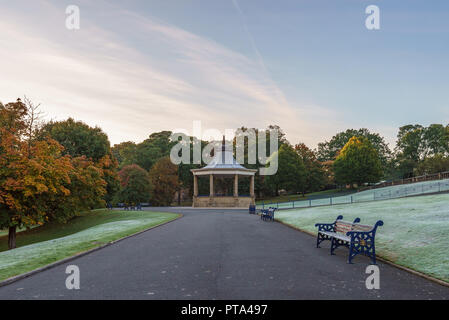 Wunderbare herbstliche Farben im Lister Park, Bradford, der Heimat der erstaunliche Cartwright Hall, wo ein junger David Hockney verwendet zu besuchen Stockfoto