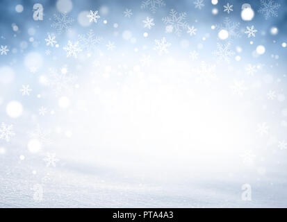 Schneeflocken und Schneefall auf einem blauen vereist Winter Hintergrund Stockfoto