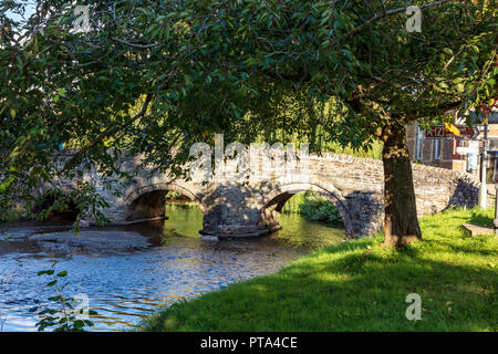 Die historische Brücke über den Fluss Clun, ein packesel Brücke in 1450 erbaut, Clun, Shropshire, Großbritannien Stockfoto