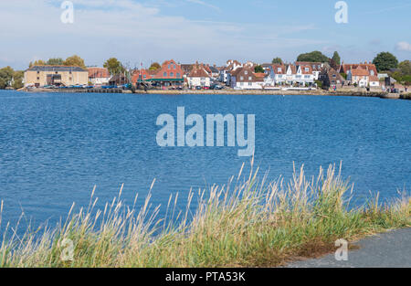 Ansicht der britischen Stadt Christchurch über Slipper Mühle Teich im Herbst in Gosport, Hampshire, England, UK. Stockfoto