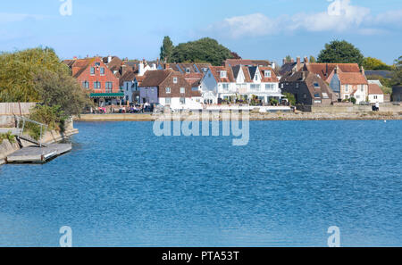 Ansicht der britischen Stadt Christchurch über Slipper Mühle Teich im Herbst in Gosport, Hampshire, England, UK. Stockfoto