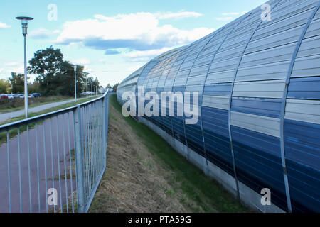 Die Straßen in der Schallschutzhaube tunneln. Struktur aus Metall und Glas. Moderne Technik in der Stadt Warschau, Polen. Stockfoto