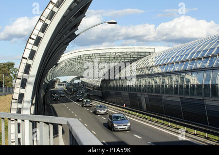 Autos auf der Straße in der Schallschutzhaube Tunnel. Struktur aus Metall und Glas. Moderne Technik in der Stadt Warschau, Polen. Stockfoto