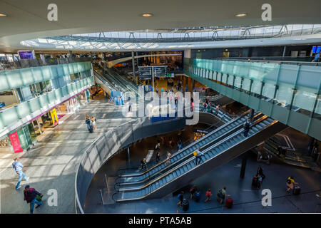 Passagiere in Zürich internationaler Flughafen Stockfoto