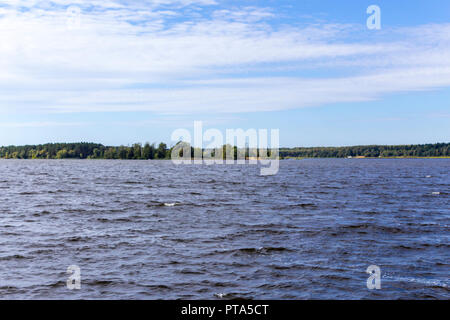 Anfang Herbst. Sonnigen Tag. Die Wolga in der Nähe von Konakovo. Dichten Wald am Ufer. Region Tver, zentrale Russland. einen Hintergrund für die Seite über Reisen. Stockfoto