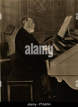 Camille Saint-Saëns (1983) an der Orgel, 1913. Schöpfer: Anonym. Stockfoto