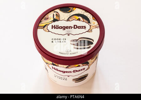 Wanne von Häagen-dazs Cookies & Cream Eiscreme, Teil der neuen Vanille Sammlung mini Cups auf weißem Hintergrund Stockfoto