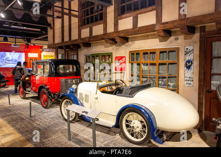 1929 Sänger Junior und Austin 7 Schlucken Oldtimer, Coventry Transport Museum, Millennium, Coventry, West Midlands, England, Vereinigtes Königreich Stockfoto