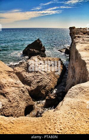 Cliff von versteinerten Dünen in Los Escullos Strand in Cabo de Gata, Almeria, Spanien Stockfoto