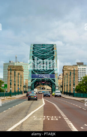 Newcastle upon Tyne, Großbritannien - 27 August 2018: Tyne Bridge entlang Tyne River, markanten architektonischen mit close-up Details und Architektur Stockfoto