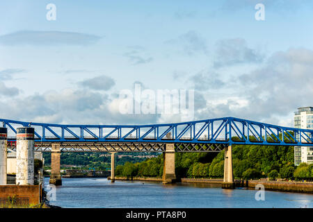 Newcastle upon Tyne, England/Großbritannien - 27. August 2018: Queen Elizabeth II U-Brücke, entlang des Flusses Tyne Stockfoto