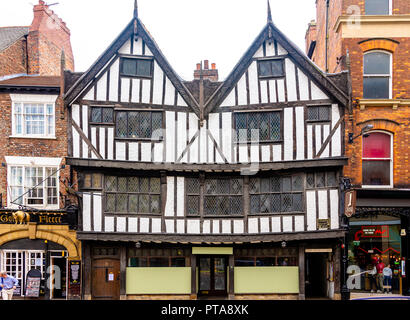 York, Großbritannien - 29 August 2018: Sir Thomas Herbert's House neben Golden Fleece Inn, historische Erhaltung Gebäude in York. Stockfoto