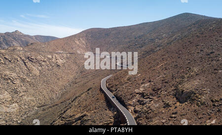 Luftaufnahme des Straßenverkehrs und der vulkanische Berg, Fuerteventura Kanarische Inseln Stockfoto