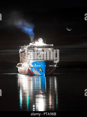 Cobh, Cork, Irland. 07. Oktober, 2018. Ein neuer Mond erhebt als einer der letzten Kreuzfahrtschiffe der Saison Norwegisch Breakaway vor der Morgendämmerung in Zusammenarbeit ankommt Stockfoto