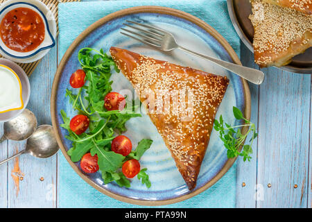 Giant chicken Samosas mit Mango Chutney und frischen Salat, bestreut mit Sesam - Ansicht von oben Stockfoto