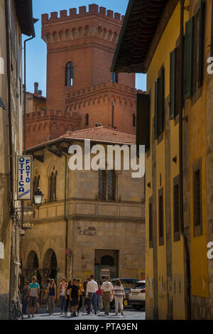 Straßenszene in historischen Viertel mit Turm in der Altstadt von Pisa, Toskana, Italien, Europa Stockfoto