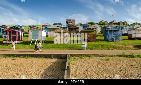Blick auf Whitestable direkt am Meer und Strand und die Nordsee aus neben der Strandhütten. Stockfoto