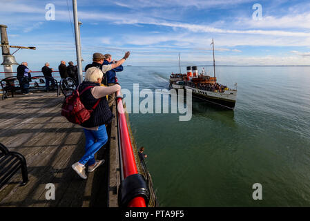 Paddeldampfer Waverley nähert sich dem Southend Pier an der Themse Mündung mit Passagieren für einen Touristenausflug auf der Themse nach London Stockfoto