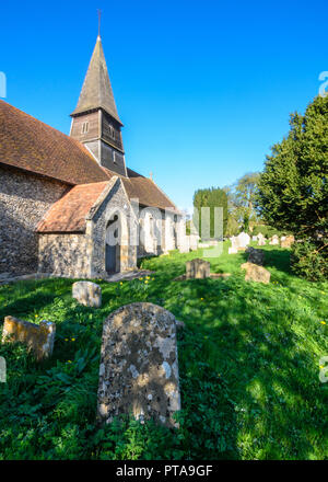 Thame, England, UK - 18. April 2015: Frühlingssonne auf die Kirche, Turm und Friedhof der St. Marys Kirche in Sydenham, in der Nähe von Thame, Oxfordshire. Stockfoto