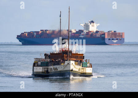 Paddeldampfer Waverley nähert sich dem Southend Pier an der Themse Mündung mit Passagieren für einen Touristenausflug auf der Themse nach London Stockfoto