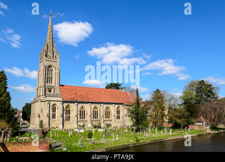 Marlow, England, Großbritannien - 18 April 2015: Der traditionelle gotische Pfarrkirche Allerheiligen steht am Ufer der Themse in Marlow in England" Stockfoto