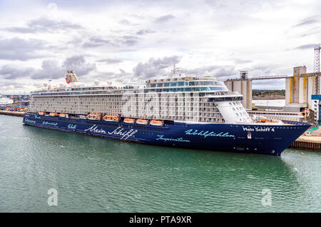 Mein Schiff 4, einer TUI-Thomson Cruise Ship an der Southampton Großbritannien angedockt Stockfoto