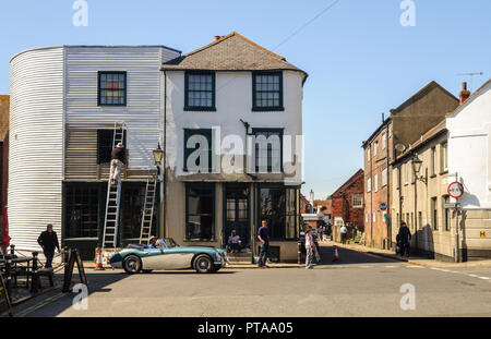 Rye, England, Großbritannien - 8. Juni 2013: Fußgänger und ein klassisches Auto pass traditionellen Häuser in den engen Gassen von Rye in East Sussex. Stockfoto