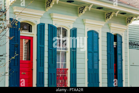 Eine rote Tür ergänzt ein Doppel shotgun House im Französischen Viertel, November 15, 2015, in New Orleans, Louisiana. Schrotflinte Häuser sind für ihre Freizeit mit dem Namen Stockfoto