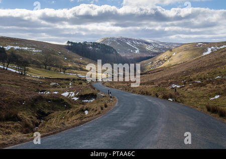 Einen schmalen Feldweg schlängelt sich durch das tiefe Tal der Trog von Bowland unter den Hügeln von Lancashire in Nordengland. Stockfoto