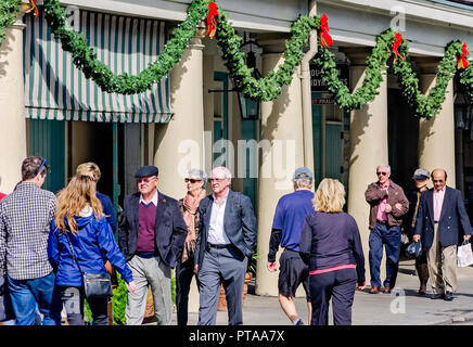 Touristen schlendern durch den French Market, 11. November 2015, in New Orleans, Louisiana. Stockfoto