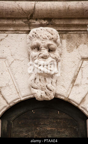 Groteske männliche Gargoyle Figur auf Außenseite der Kirche Santa Maria Formosa Castello Sestier Venedig Veneto Italien Stockfoto