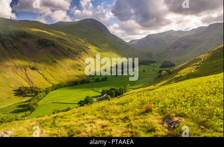 Berge des englischen Lake District, einschließlich Fairfield und Helvellyn, steigen um den grünen Weiden des Grisedale Tal in der Nähe von Patterdale. Stockfoto