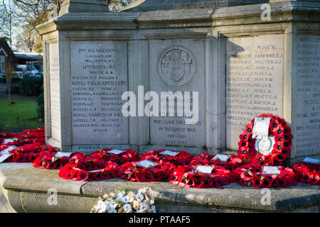 Red Poppy Kränze am Kriegerdenkmal in Chichester, West Sussex, UK. ​ Stockfoto