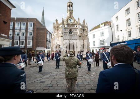Chichester, West Sussex, UK. 12. November 2017. Mitglieder der Chichester Air Training Corps, 461 Squadron, führen Sie neben dem Chichester Kreuz. Stockfoto