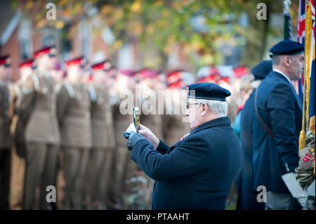 Chichester, West Sussex, UK. 12. November 2017. Ein Veteran nimmt ein Foto auf seinem Telefon während der Erinnerung Sonntag Service am Kriegsdenkmal in der Stockfoto