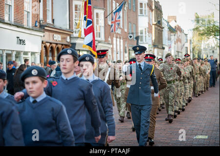 Remembrance Sunday Parade, Air Cadets nehmen an der Remembrance Sunday Parade durch die Stadt Chichester, West Sussex, Großbritannien Teil. Stockfoto