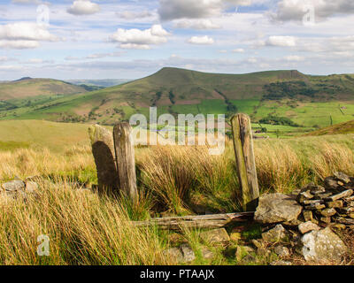 Edale, England, UK - 18. Mai 2011: eine TransPennine Express Personenzug fährt durch das Tal von edale unter dem Ackerland und Moorlandschaften des h Stockfoto