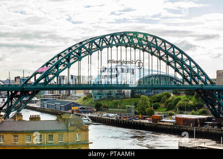 Newcastle upon Tyne, Großbritannien - 27 August 2018: Tyne Bridge entlang Tyne River, markanten architektonischen mit close-up Details und Architektur Stockfoto