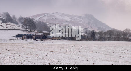 In Keswick, England, UK - 21. Februar 2010: Schnee fällt auf Schafe und Scheunen in einem Bauernhof unter Bleaberry fiel Berg in England Lake District nationa Stockfoto