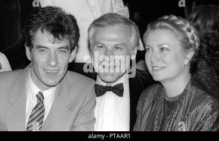 Ian McKellen, Sam Wanamaker und Prinzessin Grace bei Ian McKellen einen Menschen gibt, der die Theateraufführung von "Shakespeare" am Broadhurst Theater auf April 26,1981 in New York City. Foto von Adam Schädel/PHOTOlink/MediaPunch Stockfoto