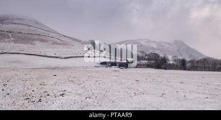 In Keswick, England, UK - 21. Februar 2010: Schnee fällt auf Schafe und Scheunen in einem Bauernhof unter Castlerigg fiel Berg in England Lake District Nation Stockfoto